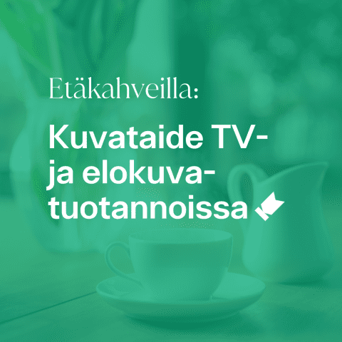 Valokuva aamiaispöydästä ja kuvan päällä teksti: "Etäkahveilla: Kuvataide TV- ja elokuvatuotannoissa".