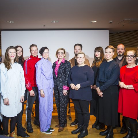 Kuvassa Pikkuparlamenttiin kokoontuneita kuvataidekummeja ja kansanedustajia.