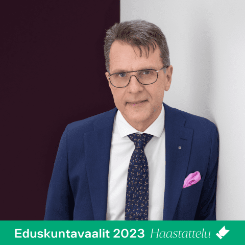 Kuvassa Kansallisgallerian pääjohtaja Kimmo Levä, ja kuvan alla teksti erillisessä väripalkissa "Eduskuntavaalit 2023 Haastattelu" sekä Kuvaston tunnus.