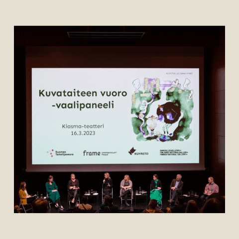 Kuvassa kaikki Kuvataiteen vuoro -paneelikeskusteluun osallistuneet kansanedustajaehdokkaat ja moderaattori Annukka Vähäsöyrinki Kiasma-teatterissa.