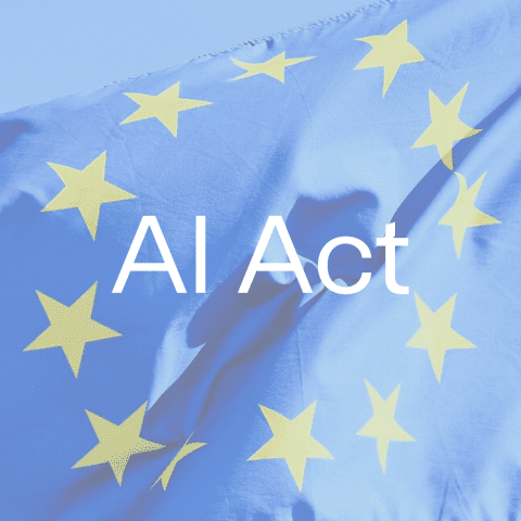 Lähikuva EU:n tähtilipusta ja sen tähdistä, joiden keskellä teksti "AI Act".
