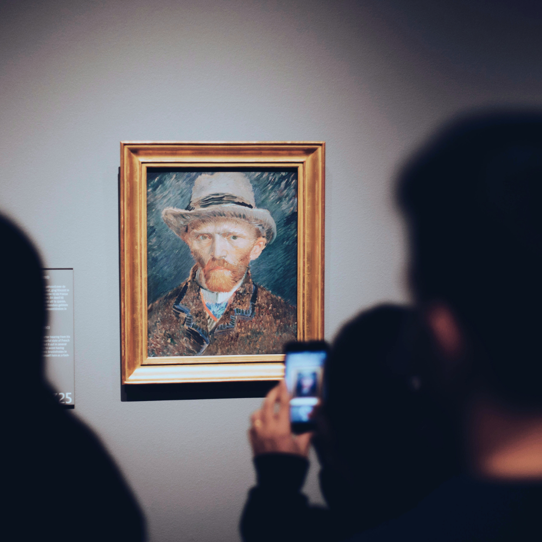 Kuvassa nähdään ihmisiä Vincent van Goghin omakuvan edessä ja yksi ihmisistä ottaa kännykällään kuvaa taideteoksesta.
