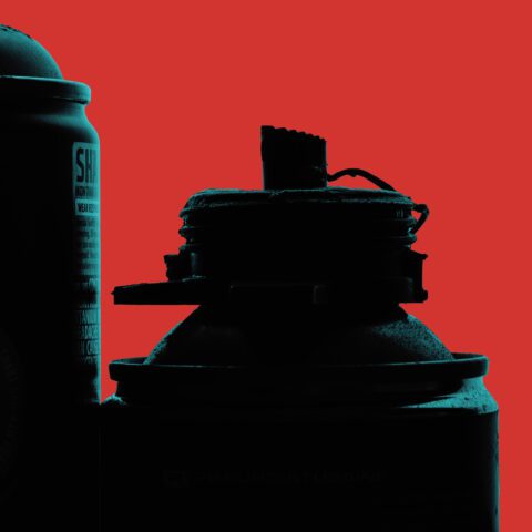 Graafisessa kuvassa lähikuva kahdesta taiteilijan maalia sisältävästä spraypullosta.