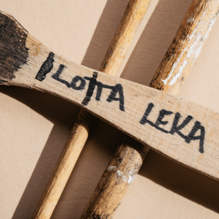 Kuvassa lähikuva kuvataiteilijan työvälineistä, pensseleistä, joista yhdessä lukee isoilla kirjaimilla taiteilijan nimi: "Lotta Leka".